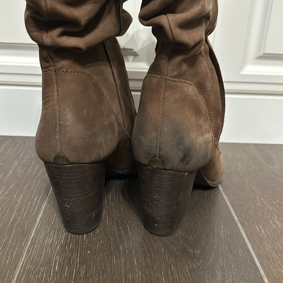 Stylish Ugg Boots - Picture 2 of 5